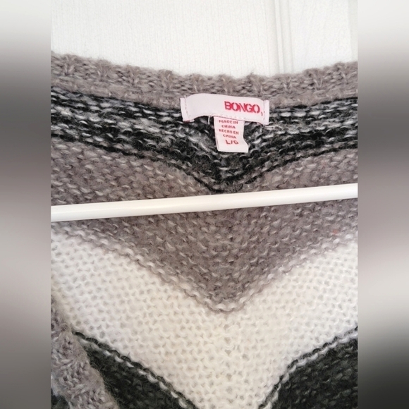 Women's Bongo v-neck chevron striped sweater, size Large L - Picture 3 of 3